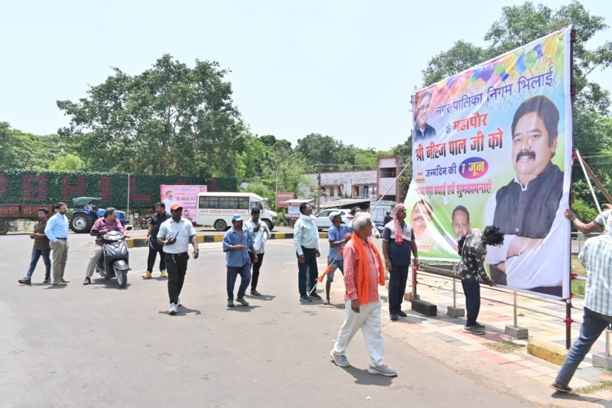 अवैध लगे होर्डिंग्स को हटाने दिनभर चला अभियान महापौर नीरज पाल ने स्वंय खड़े होकर हटवाया अपना फोटो लगे हुए फ्लेक्स- होर्डिंग्स