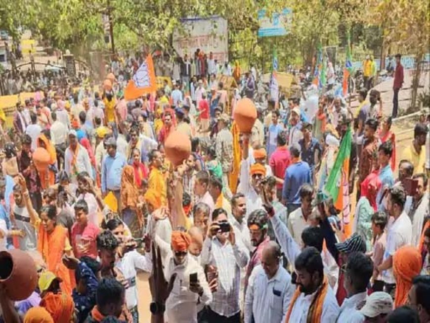 भिलाई नगर निगम में भाजपा ने किया मटका फोड़ प्रदर्शन:नुक्कड़ नाटक के जरिए बताया निगम में किस तरह हो रहा है भ्रष्टाचार