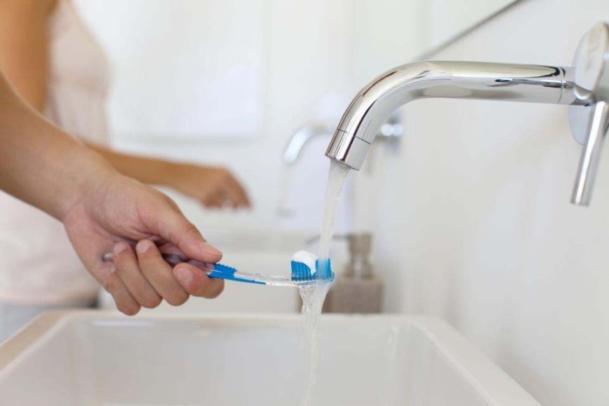 Oral health Tips: दांत साफ करते समय टूथपेस्ट लगाने से पहले ब्रश को गीला करना गलत! डेंटिस्ट ने बताया कारण