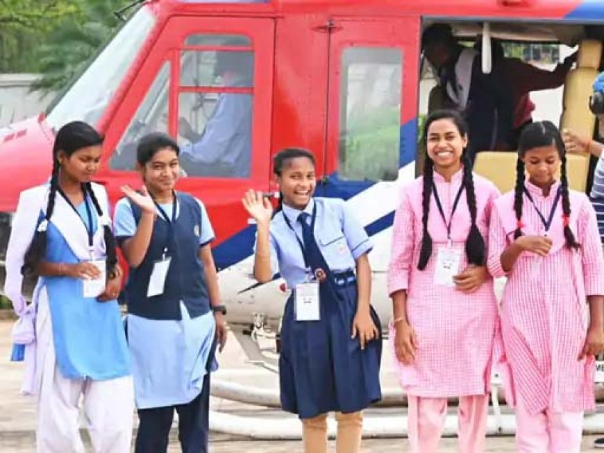 टॉपर्स की जॉय राइड:छात्रों ने कहा - खानदान में पहली बार किसी ने की हेलीकॉप्टर की सवारी