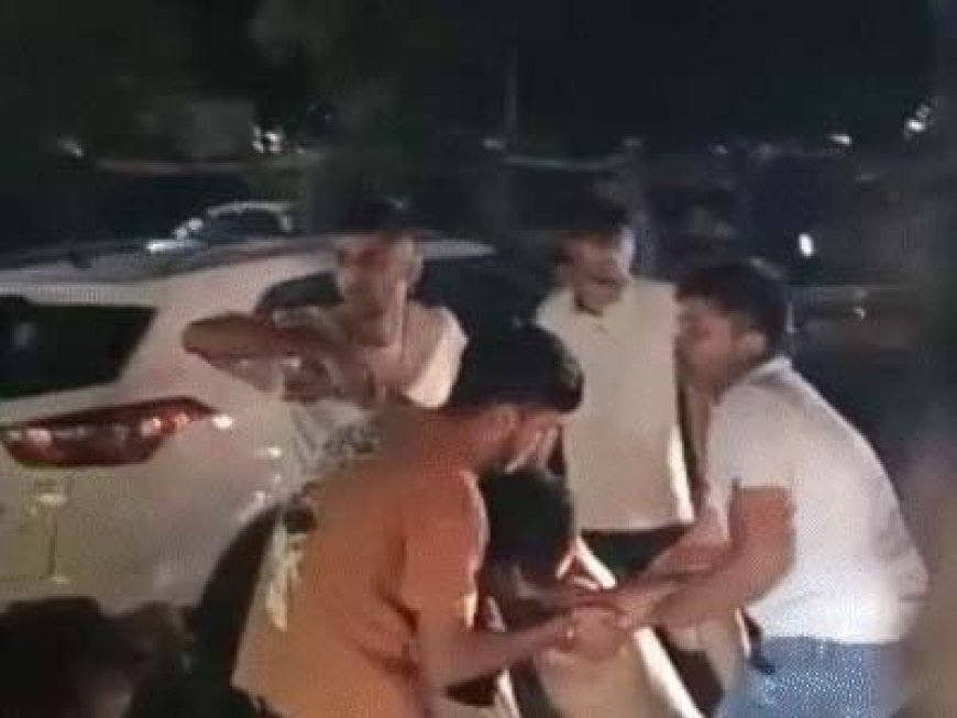 रायपुर के प्रेमिका पान पैलेस के बाहर गुंडागर्दी:पुलिस के सामने पाइप-डंडों से युवक को जमकर पीटा; कार के शीशे तोड़े