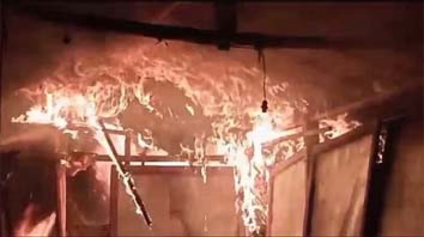 बुधवारी बाजार मे लगी भीषण आग, 50 से अधिक दुकानें जलकर हुई खाक; दमकलकर्मी मौके पर