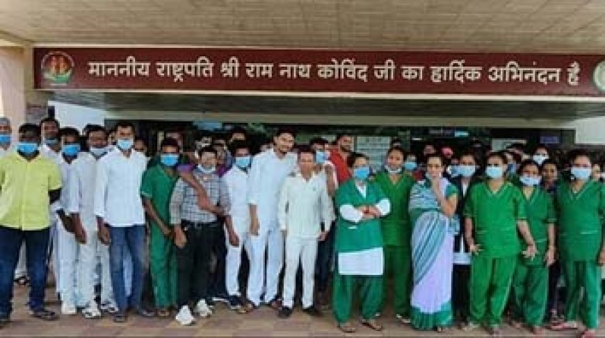 मेकाज के कर्मचारियों ने किया काम बंद, वार्ड में सेवाएं हुई ठप्प; वेतन नहीं मिलने से हैं परेशान
