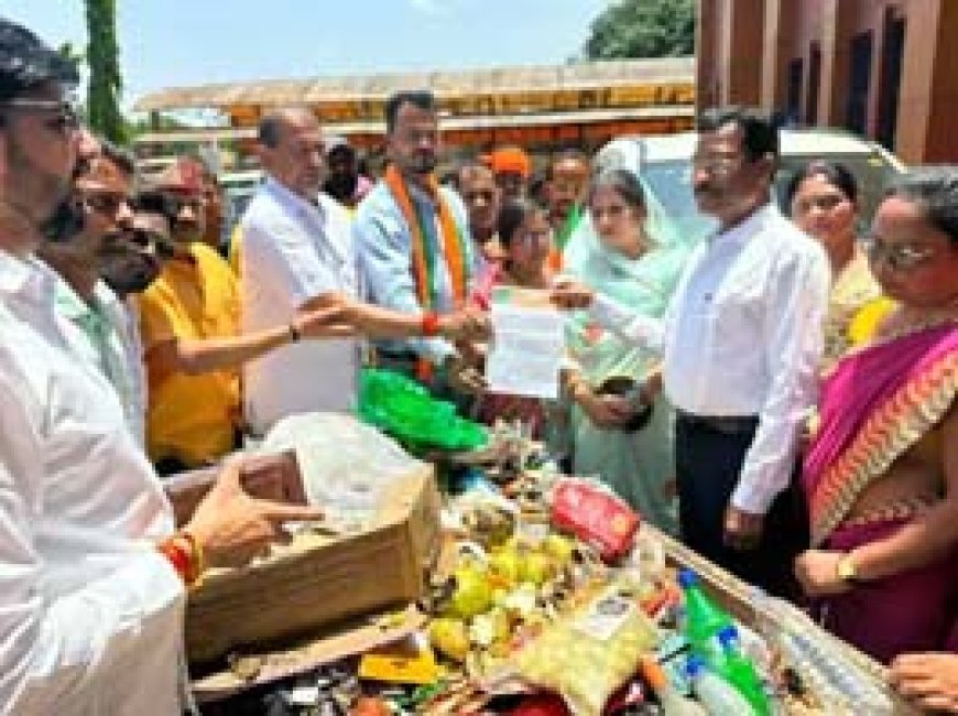 भाजपाइयों ने महापौर के लिए लाया कचरे का तोहफा:कार्यकार्ताओं ने कहा- हर मोहल्ले का कूड़ा इकट्ठा किया, क्योंकि निगम नहीं करवा रही सफाई