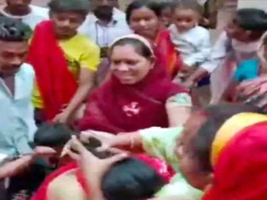 ब्रेकिंग न्यूज : दुर्ग में धर्मांतरण को लेकर बवाल :दो महिलाओं की जमकर पिटाई;स्थानीय लोगों ने कहा- धर्म परिवर्तन के लिए बच्चियों का ब्रेन वॉश करती थीं