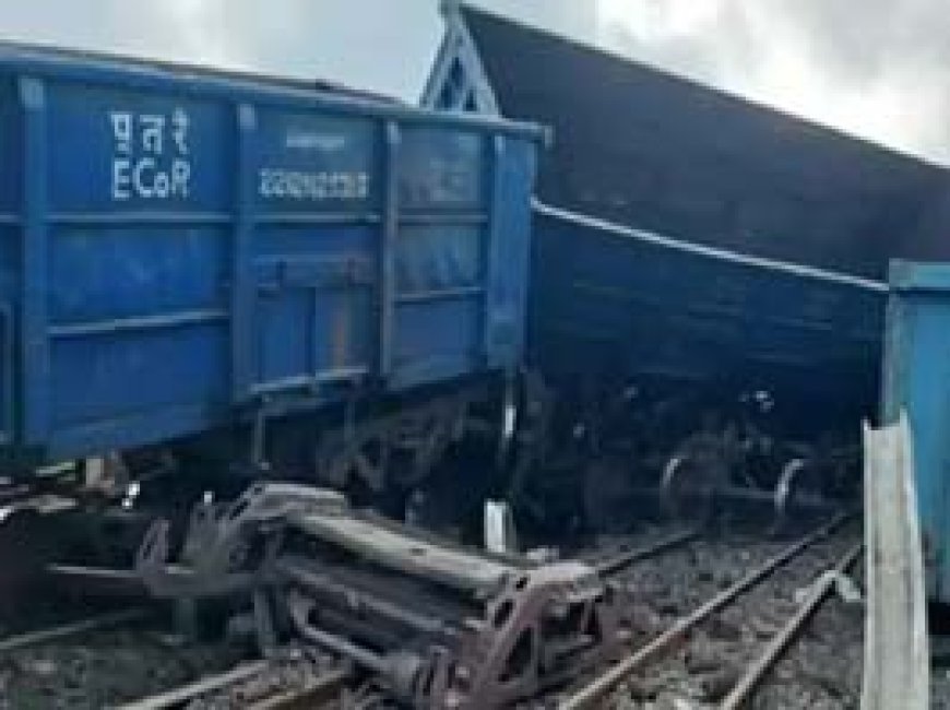 केके रेलमार्ग पर मालगाड़ी के 6 वैगन डिरेल:दल के साथ मौके पर पहुंचे DRM, किरंदुल-विशाखापट्टनम पैसेंजर और नाइट एक्सप्रेस ट्रेनें रद्द