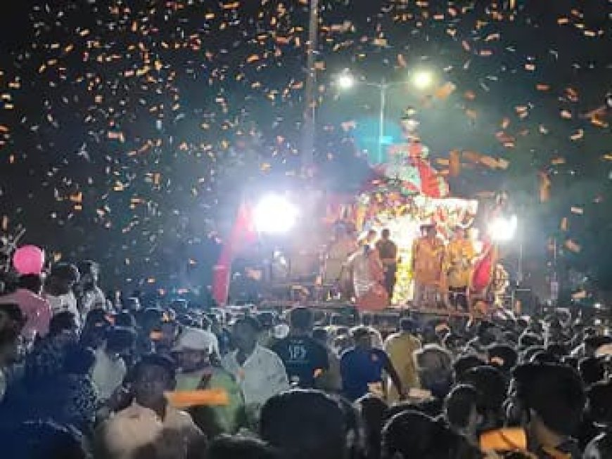 रथयात्रा देखने उमड़ी भीड़:छेरा पंहरा की परंपरा निभाकर पूर्व मंत्री ने लगाई झाड़ू, विधायक ने खींचा रथ