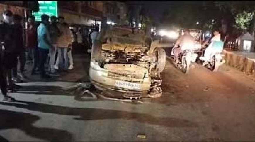 अनियंत्रित होकर डिवाइडर से टकराई कार, हादसे में दो लोग घायल