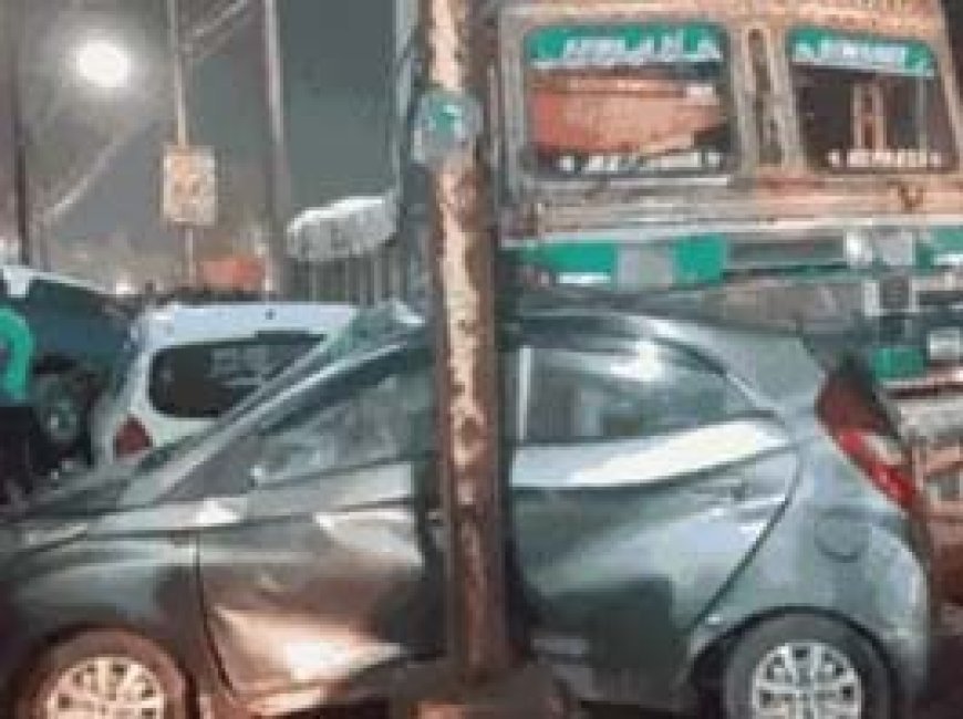ट्रक ने तीन कार को मारी टक्कर, युवती की मौत:सड़क किनारे खड़ी दो बाइक को भी चपेट में लिया, एक युवक का इलाज जारी