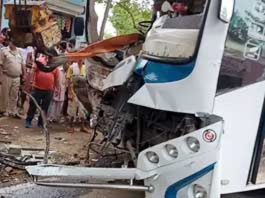 छत्तीसगढ़ से पटना जा रही बस पेड़ से टकराई:हादसे में 18 लोग घायल, ड्राइवर की स्थिति गंभीर