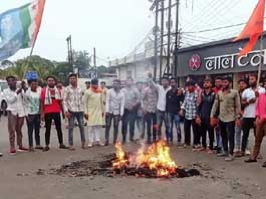 डायलॉग बदलने पर भी नहीं थमा 'आदिपुरुष' का विरोध:NSUI ने मनोज मुंतशिर का पुतला फूंका