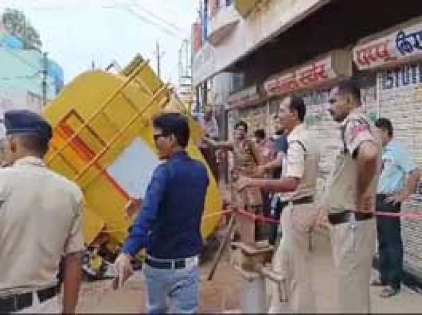 केरोसीन से भरा टैंकर पलटा, लूटने की मची होड़:मोहल्ले से गुजर रहा था तभी नाली में जा घुसा