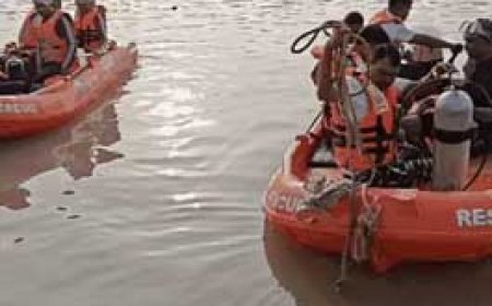 उफनती नदी पार कर रहा युवक बाइक समेत बहा:पत्नी के साथ अस्पताल से लौट रहा था घर, SDRF की टीम कर रही तलाश