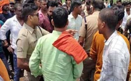 बजरंग दल नेता ने की अवैध वसूली, अब हंगामा:दूसरे नेता को पता चला तो कार्यकर्ताओं के साथ थाने पहुंचा