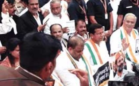 राहुल के समर्थन में धरने पर बैठे कांग्रेस नेता:पार्टी के सभी कार्यक्रम रद्द; प्रदर्शन में शामिल हुए भूपेश बघेल, सिंहदेव और मरकाम