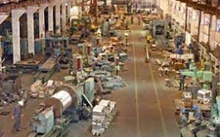 बीईसी कंपनी में तीन दिन से वर्कर हड़ताल पर, परिवार वालों ने कहा जितना वेतन मिल रहा परिवार नहीं पल रहा उतने में