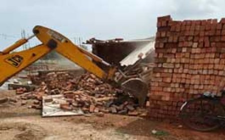 निगम की टीम ने अवैध निर्माण पर की बड़ी कार्रवाई:11 निर्माणाधीन मकानो को तोड़ा, बड़ी मात्रा में बिल्डिंग मटेरियल जब्त