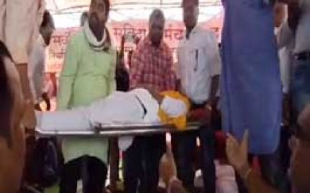 आमरण अनशन पर बैठे कर्मचारी की तबीयत बिगड़ी:प्रदर्शनकारी ने 48 घंटे से पानी तक नहीं पिया, बेहोश होकर गिरा मंच पर, भेजा गया अस्पताल