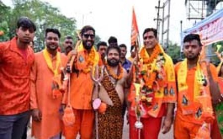 प्राचीन शिव मंदिर में हजारों लोगों ने चढ़ाया जल:शिवनाथ में स्नान कर कांवड़ में जल लेकर पहुंचे रुद्राभिषेक करने