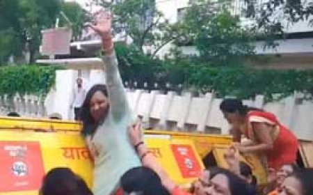 गृहमंत्री का बंगला घेरने निकली महिलाएं:महिला नेत्री को पुलिस ने खींचा-धकेला, सड़क पर हुआ बवाल; सुकमा रेप मामले में हंगामा