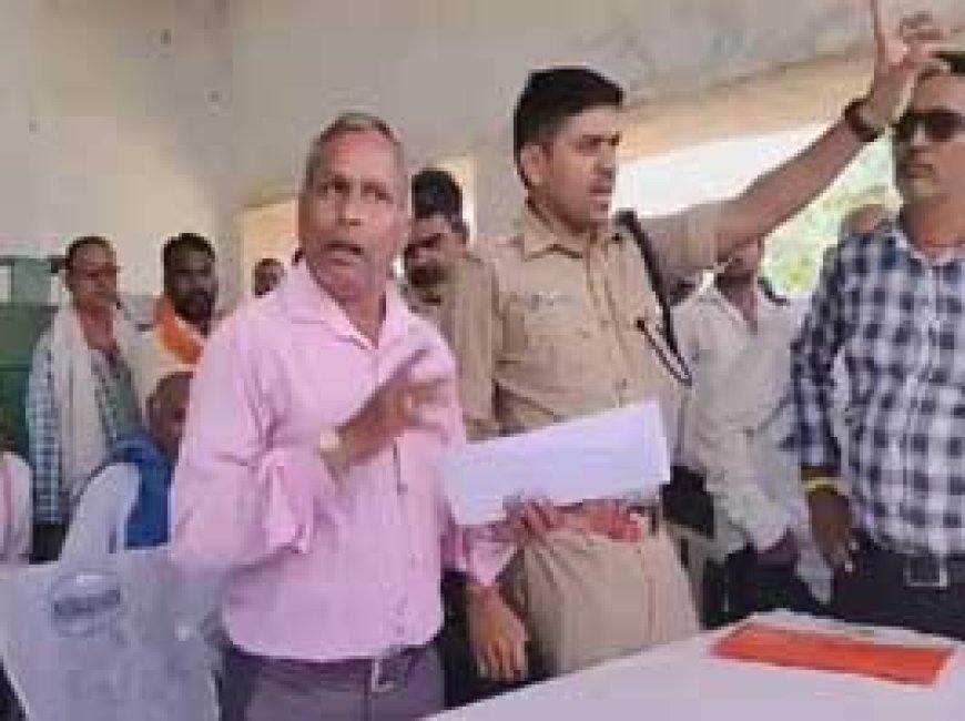 स्कूल बनाने को लेकर जमकर विवाद, करनी पड़ी जन सुनवाई:सरपंच और ग्रामीण हुए एक दूसरे के विरोध में, बैठक कर सुनवाई करने पहुंचे अधिकारी