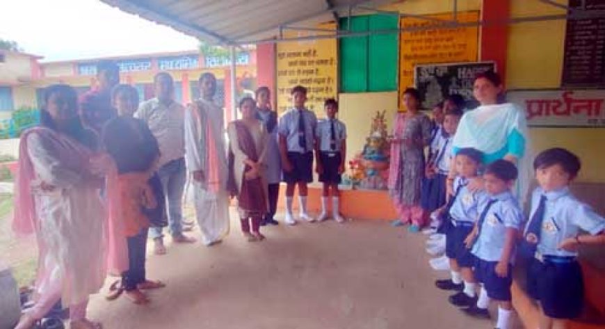 सेजेस घुघुवा में गुरु पूर्णिमा के अवसर पर गुरुओं को चित्र देकर किया सम्मान
