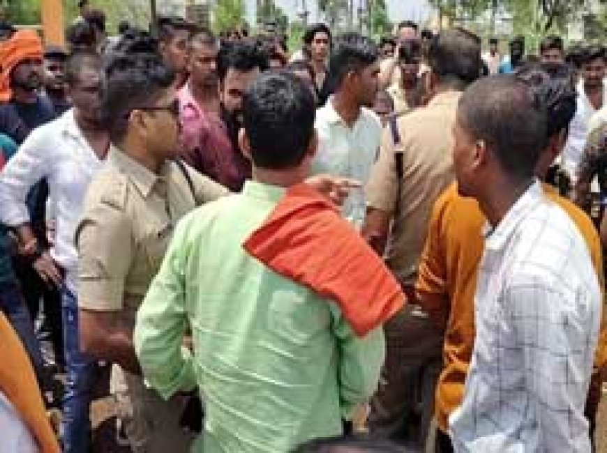 बजरंग दल नेता ने की अवैध वसूली, अब हंगामा:दूसरे नेता को पता चला तो कार्यकर्ताओं के साथ थाने पहुंचा