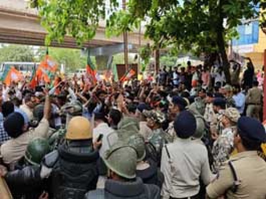 भाजयुमो नेताओं ने किया निगम का घेराव:पुलिस के बेरीकेट्स को तोड़कर पहुंचे निगम गेट के सामने, जमकर की नारेबाजी