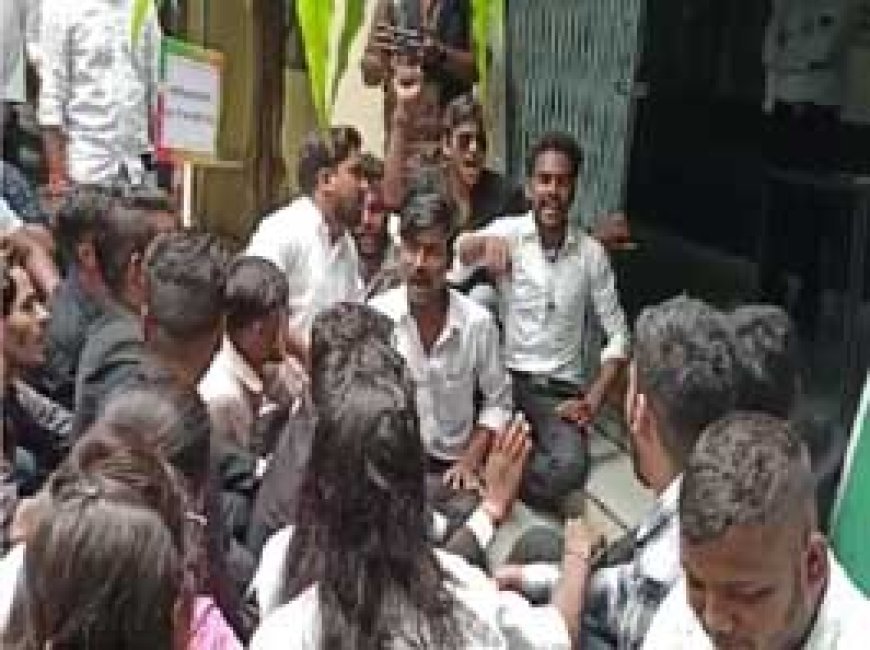 फीस बढ़ाने का विरोध, कॉलेज का घेराव:विरोध-प्रदर्शन के बाद डीपी लॉ कॉलेज ने बदला फैसला, छात्रों ने किया था जमकर प्रदर्शन