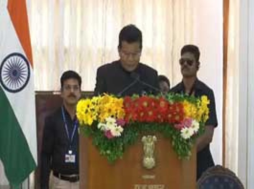 मोहन मरकाम ने ली मंत्री पद की शपथ:राजभवन में राज्यपाल ने दिलाई शपथ, समारोह में सीएम भूपेश बघेल भी रहे मौजूद