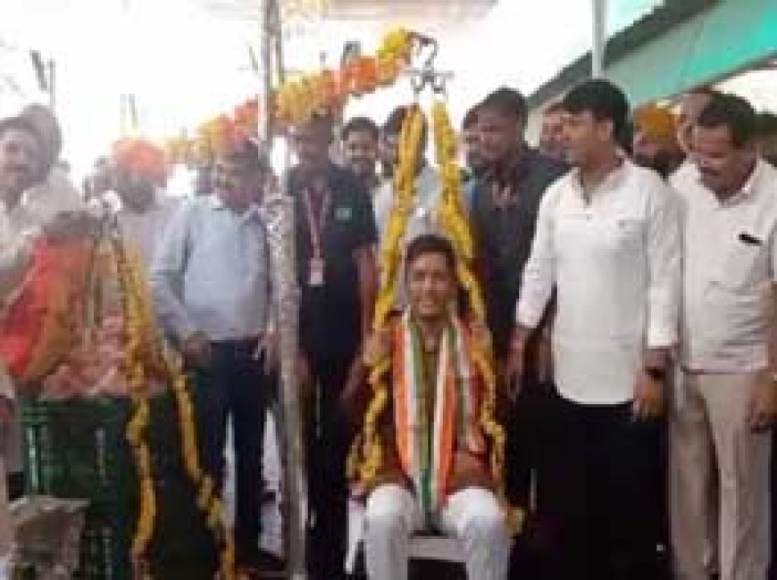मुख्यमंत्री के बेटे के जन्मदिन पर मिली अनोखी बधाई:चैतन्य को टमाटर से तौलकर दी बधाई, कई बडे़ नेता रहे मौजूद