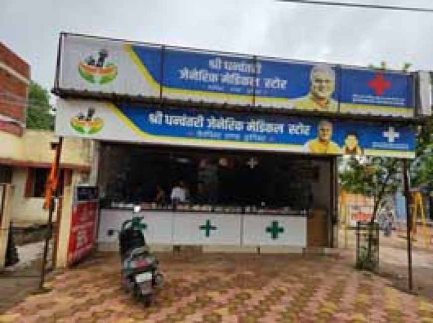धनवंतरी मेडिकल स्टोर में लाखों की चोरी:छत तोड़कर अंदर घुसे चोर, सीसीटीवी में दिखे संदेही