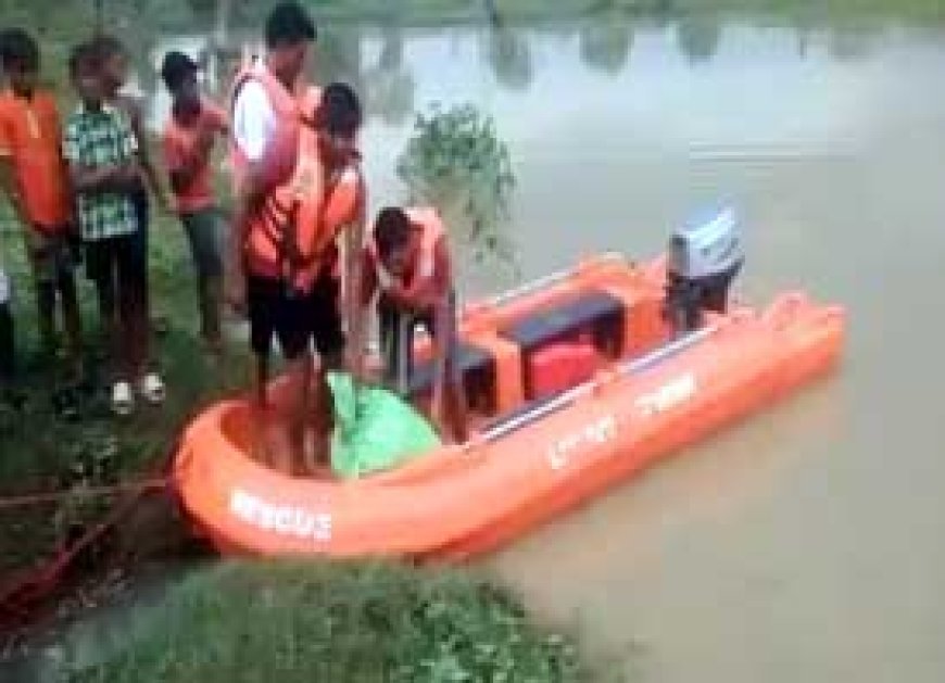 बाढ़ में फंसे 6 स्कूली बच्चों का रेस्क्यू:बारिश के कारण टूटा दो गांव का संपर्क, SDRF ने मोटर बोट से पार कराई नदी