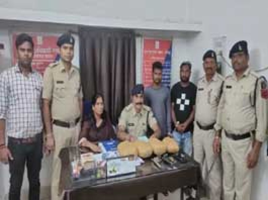 ट्रेन से गांजा तस्करी, 2 अरेस्ट, कट्‌टा, कारतूस भी जब्त:ओडिशा से लेकर आए थे माल; महिला ने किचन के अंदर छिपाया था गांजा, वह भी गिरफ्तार