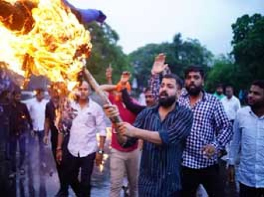 BJYM ने भिलाई विधायक का पुतला फूंका:बरसते पानी में निकाला जुलूस, जनता में भ्रम फैलाने का आरोप लगाया