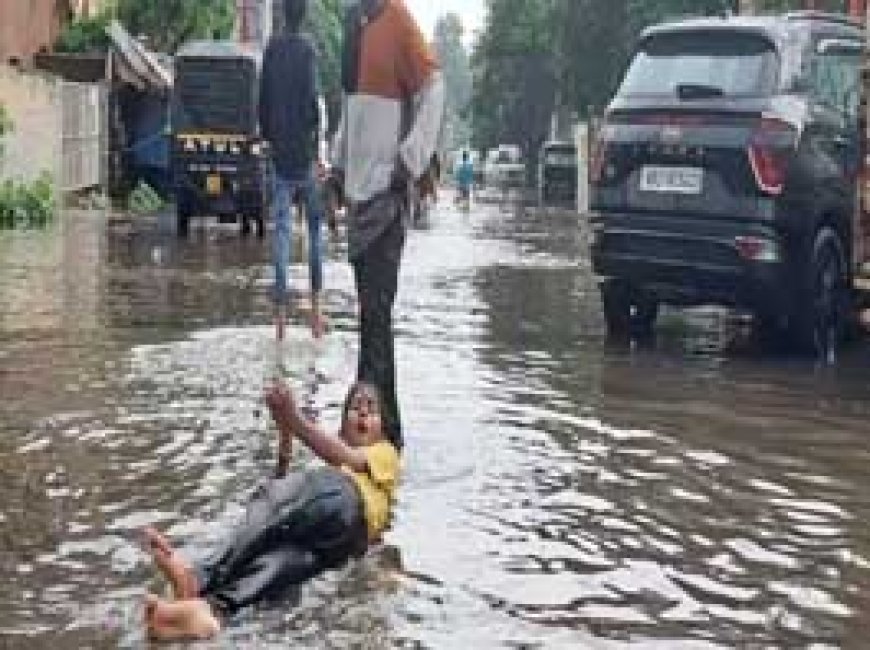 तालाब नहीं, राजधानी की सड़कें हैं:स्विमिंग पूल समझ खेलने लगे बच्चे, ऐतिहासिक जयस्तंभ चौक पर नालों का गंदा पानी, बूढ़ातालाब का फुटपाथ बहा