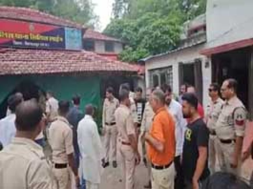 थाने में भिड़ गए बीजेपी-कांग्रेस के नेता, झूमाझटकी, दोनों पक्षों ने जमकर किया हंगामा, राज्य सरकार के खिलाफ दुष्प्रचार का आरोप
