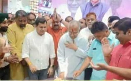 केबिनेट मंत्री ताम्रध्वज साहू जी ने अपने जन्मदिन की पूर्व संध्या में मनाया अपना जन्मदिन