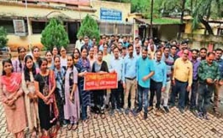 हड़ताल का असर:बिल करेक्शन और मीटर लगाने के लिए आवेदन लेकर भटकते रहे लोग, पुरानी पेंशन स्कीम लागू करने की मांग