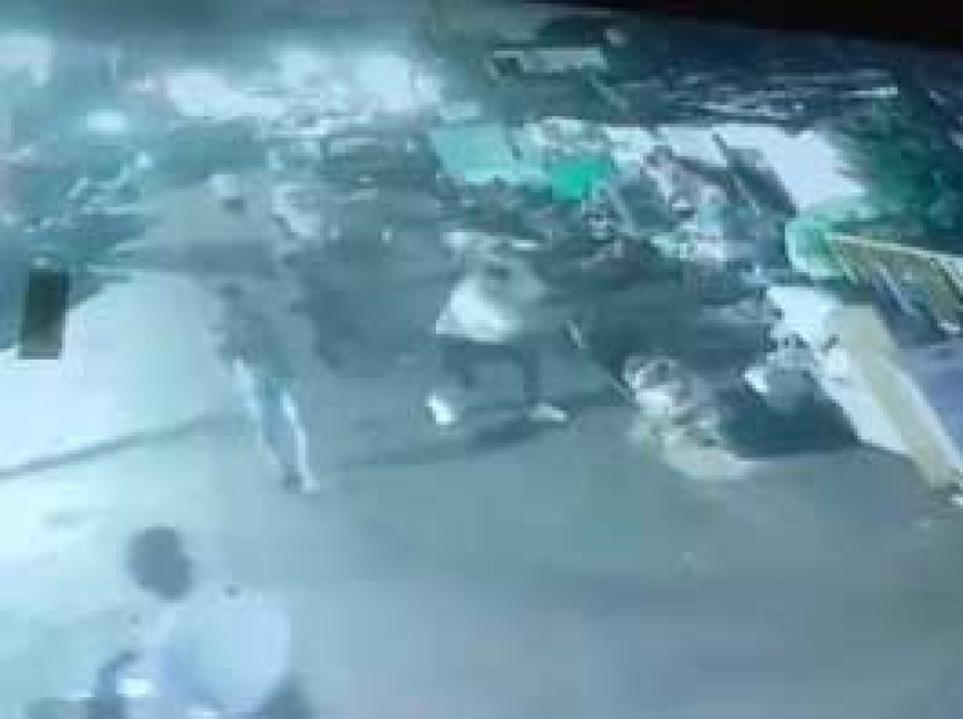 दो पक्षों के बीच मारपीट, पिता-बेटा घायल:तलवार, फरसे और चाकू से किया गया हमला, दो नाबालिगों के बीच हुई लड़ाई गैंगवॉर में बदली