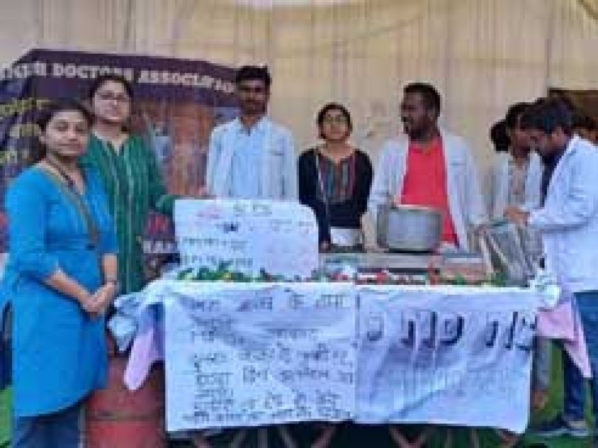जूनियर डॉक्टर्स ने चाय बेचकर किया विरोध प्रदर्शन:अंबेडकर अस्पताल के सामने बेची चाय, डिग्री के आधार पर तय किए गए रेट