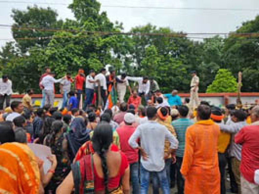 BJP नेताओं ने किया PWD कार्यालय का घेराव:पुलिस के साथ हुई झूमाझटकी, कहा-भ्रष्टाचार में डूबे हैं मंत्री...