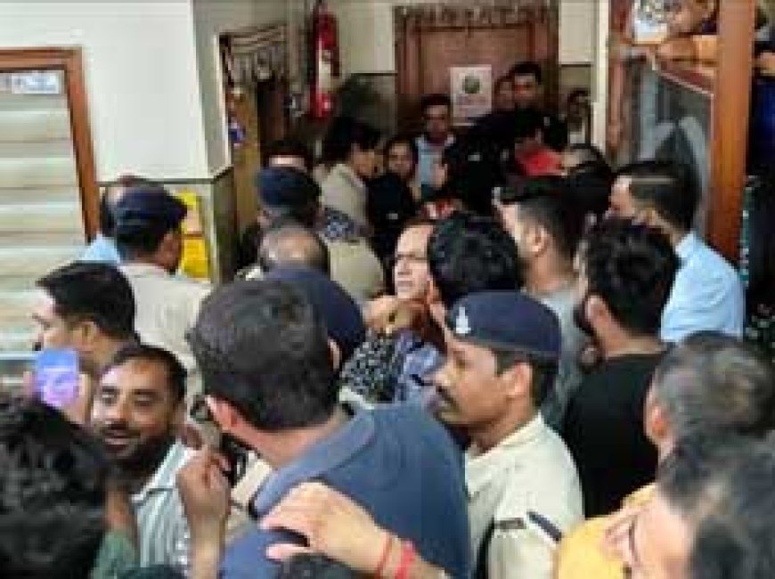 डॉक्टर्स ने जिंदा बच्ची को बताया मरा:दफन करने मंगाया कफन, हॉस्पिटल में हुआ ....