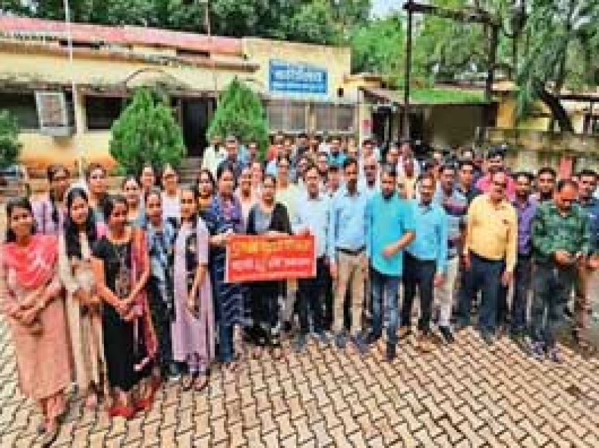हड़ताल का असर:बिल करेक्शन और मीटर लगाने के लिए आवेदन लेकर भटकते रहे लोग, पुरानी पेंशन स्कीम लागू करने की मांग