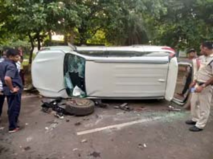 डिवाइडर से टकराई फॉर्च्यूनर, 5 फीट उछल कर पलटी:लोगों ने विंड ग्लास तोड़कर घायल को बाहर निकाला, नशे में था ड्राइ‌वर