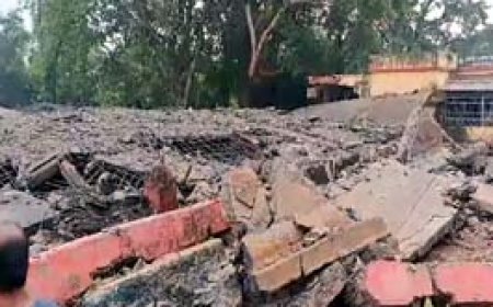 दो पानी टंकियां एक साथ गिरीं:सड़क पर बह गया 36 लाख लीटर पानी, लोग बोले- 55 साल थी पुरानी, नहीं हो रहा था मेंटेनेंस