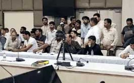 रात में रेत घाटों की नीलामी, डटे रहे ठेकेदार:ऑनलाइन से ऑफलाइन किया टेंडर, रात 3 बजे तक खुला रहा कलेक्ट्रेट