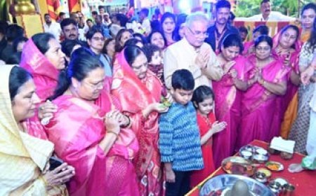 मुख्यमंत्री राजधानी रायपुर स्थित अपने निवास में आयोजित तीजा पोरा तिहार में सपरिवार शामिल होने पहुंचे