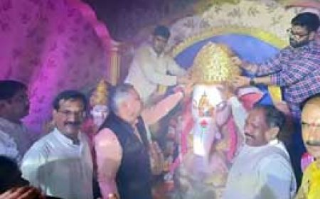 गणपति का स्वर्ण श्रृंगार:35 लाख से ज्यादा का सोने का मुकुट सिर पर रखकर पैदल चले जामवाल, साय और बृजमोहन