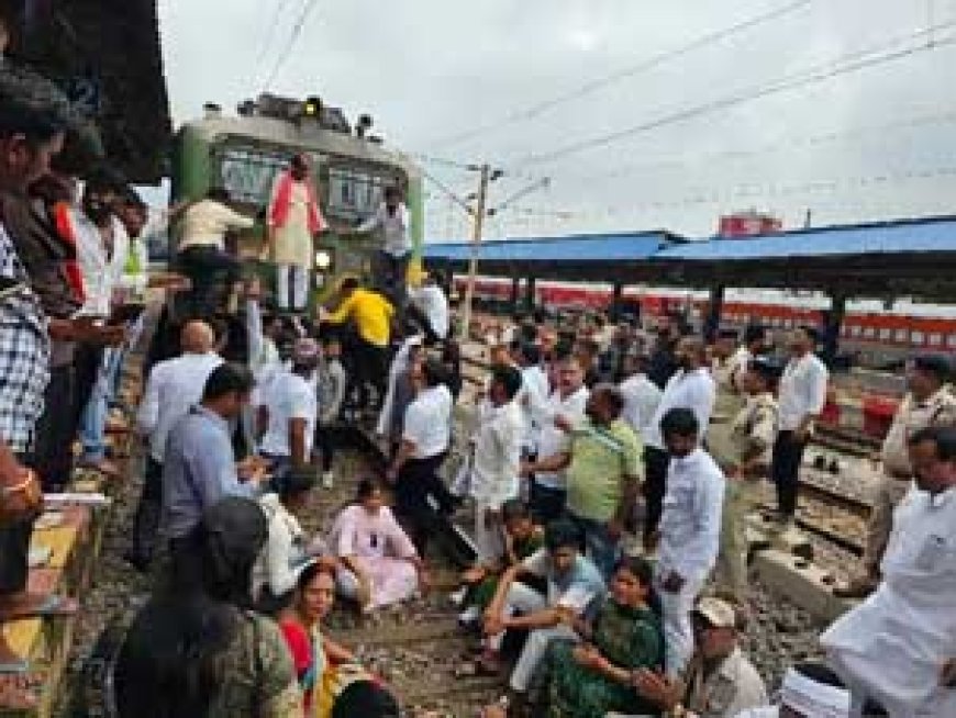 दुर्ग में भी कांग्रेस कार्यकर्ताओं ने रोकी ट्रेन:यात्री ट्रेनों को रोककर मालगाड़ी को चलाने के विरोध में किया प्रदर्शन
